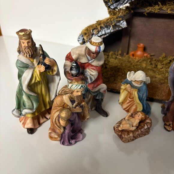 Trim Merry Nativity Set of 11 Hand-Painted Figurines and Stable Vintage - Picture 2 of 12